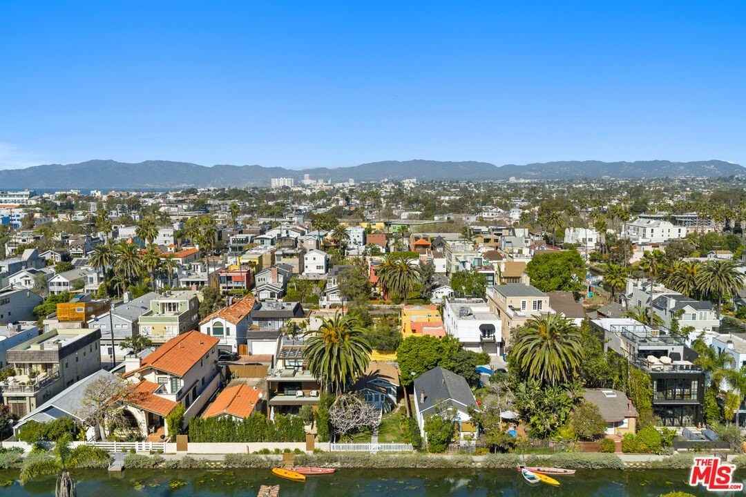 439 Howland Canal - Photo 4 of 33