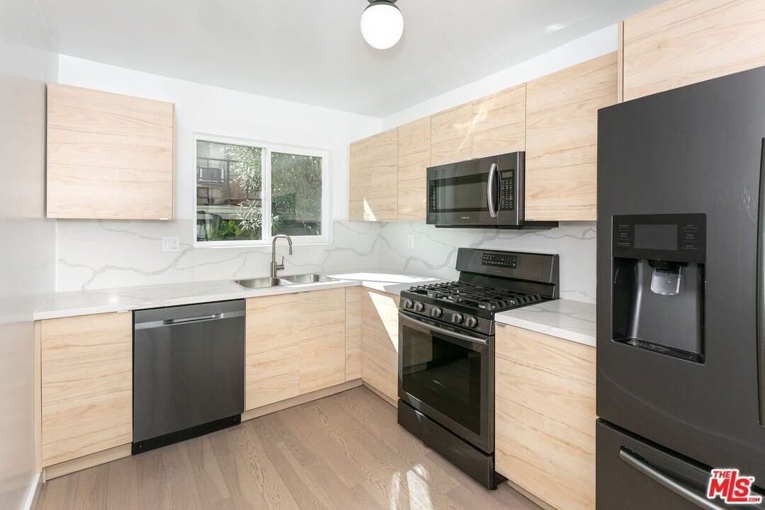 560 N Kings Rd Apt 2 #2 - Photo 2 of 12