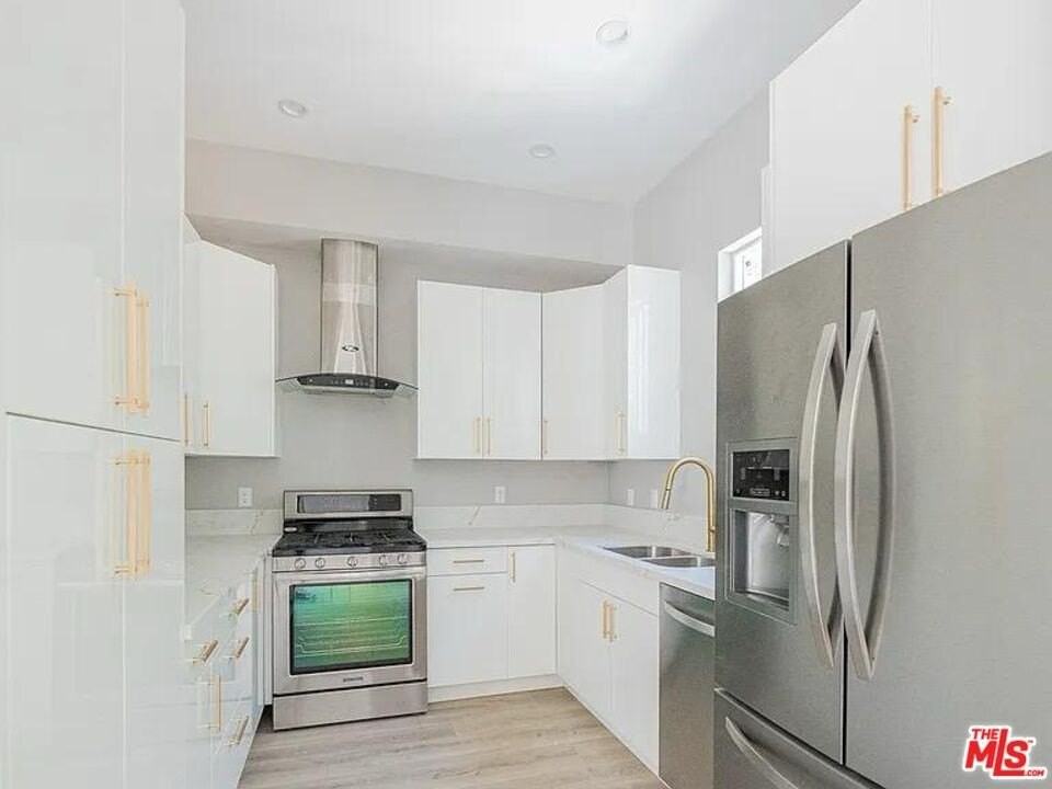 10605 Owensmouth Ave - Photo 3 of 24