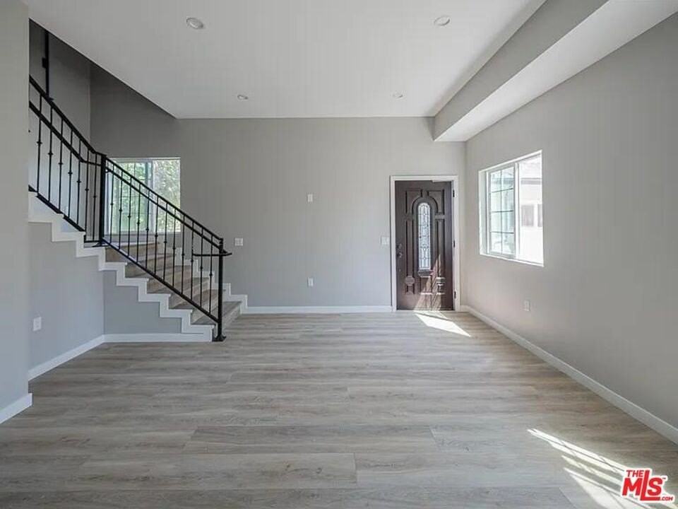 10605 Owensmouth Ave - Photo 4 of 24