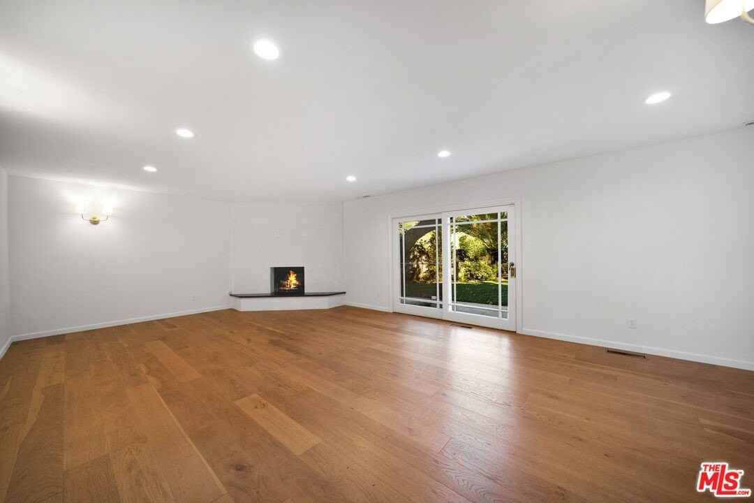 1758 Clear View Dr - Photo 6 of 33