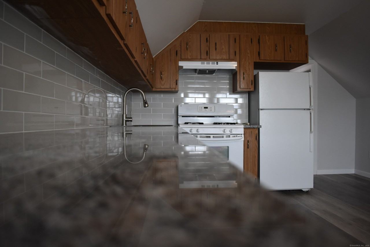 11 Manhattan Ave - Photo 3 of 13