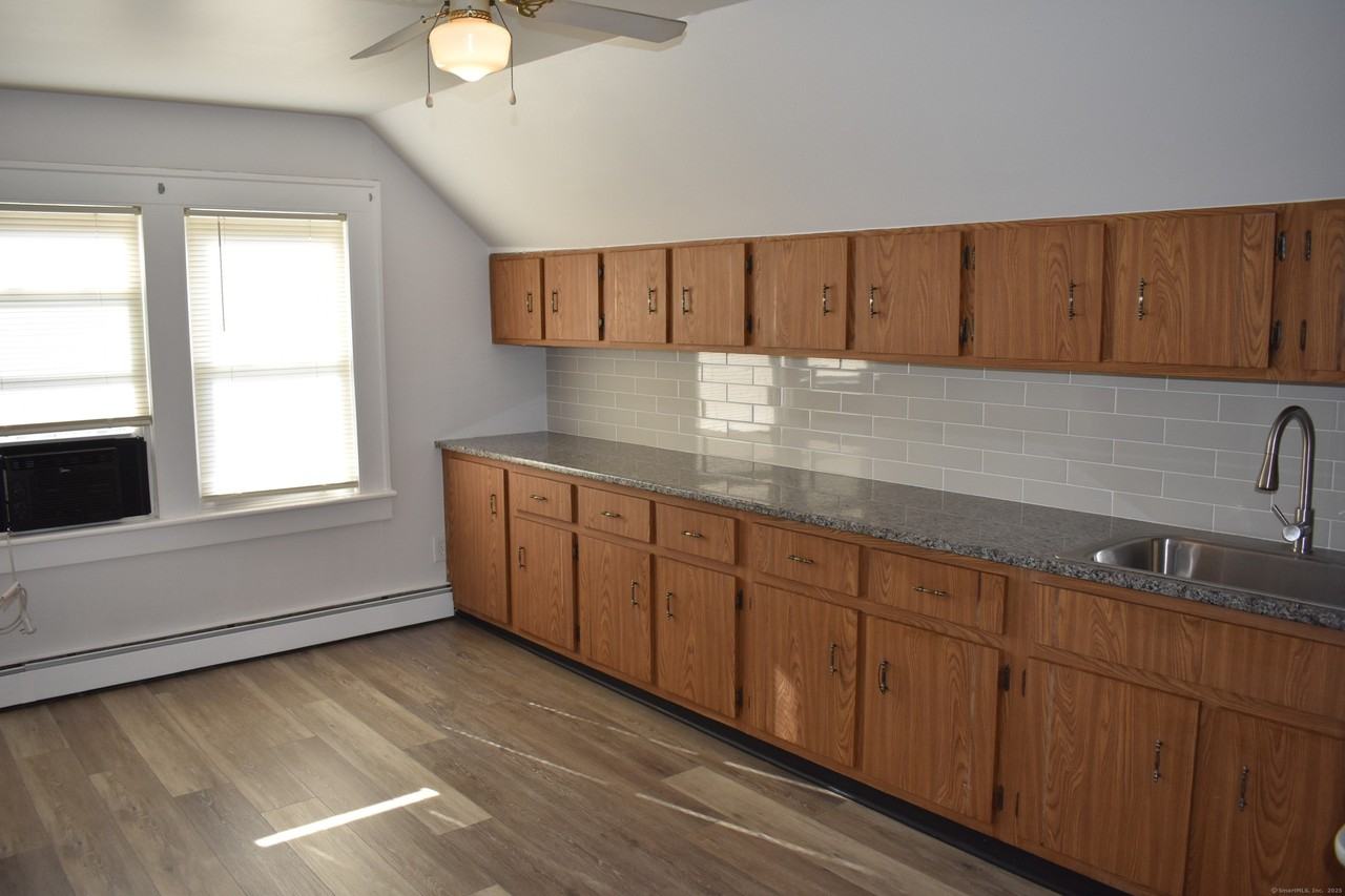 11 Manhattan Ave - Photo 6 of 13