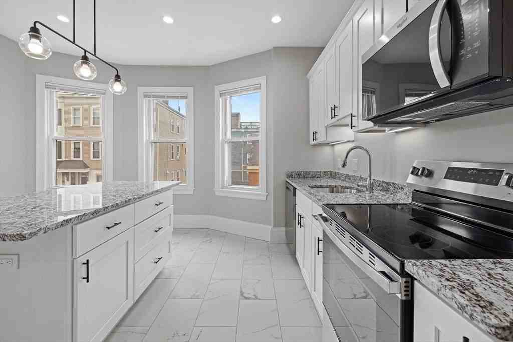 921-923 E Broadway 2 - Photo 3 of 14