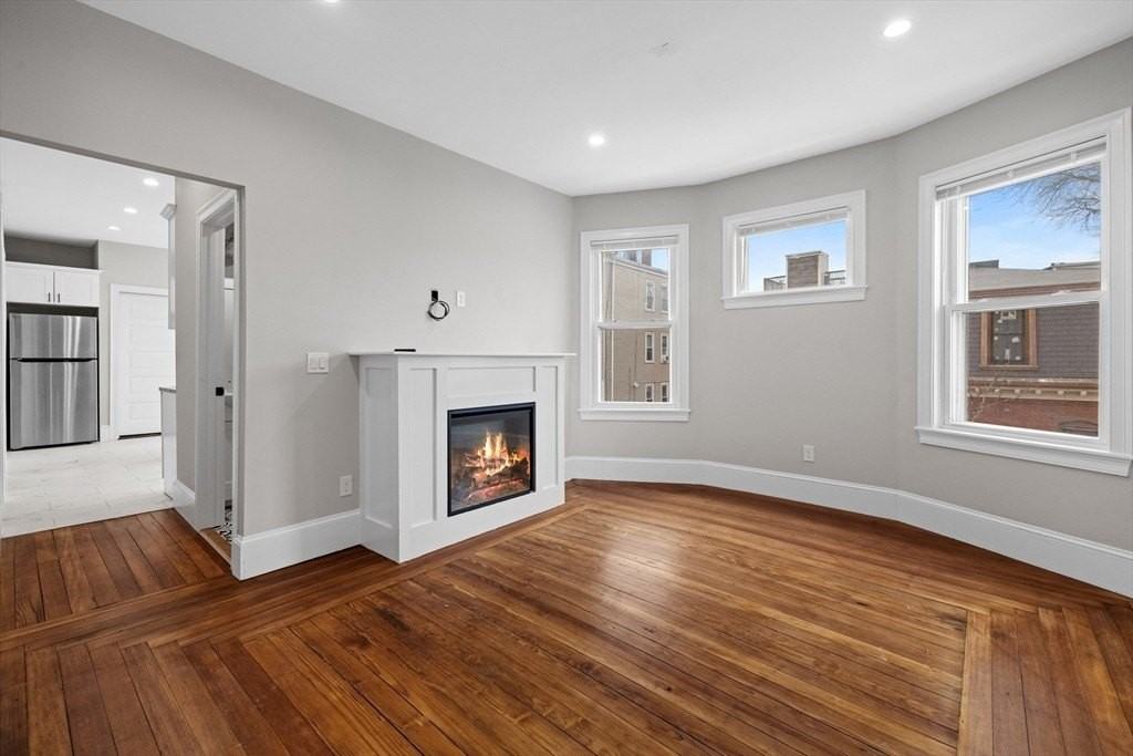 921-923 E Broadway 2 - Photo 4 of 14