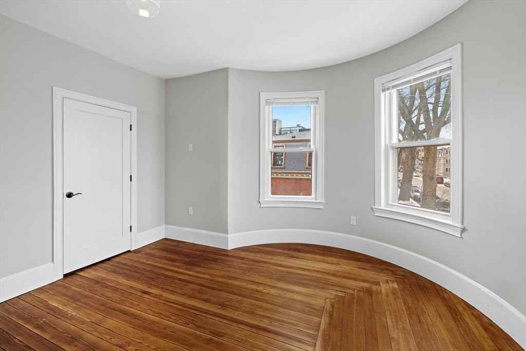 921-923 E Broadway 2 - Photo 6 of 14