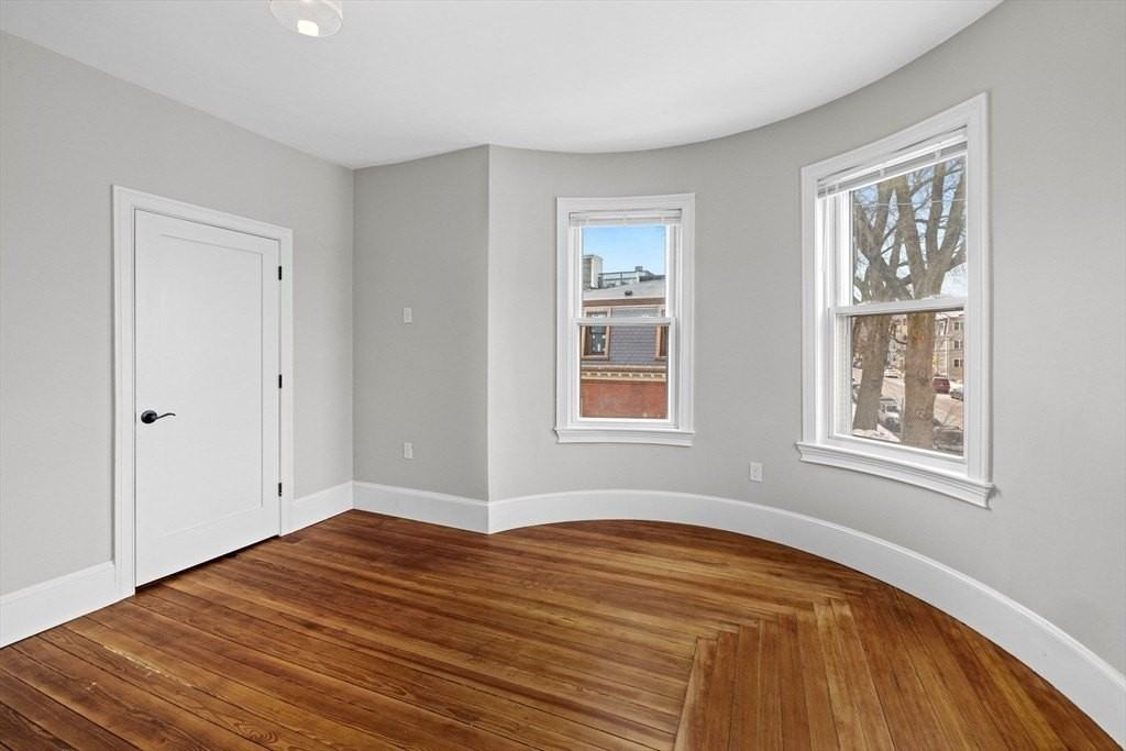 921-923 E Broadway 3 - Photo 5 of 13