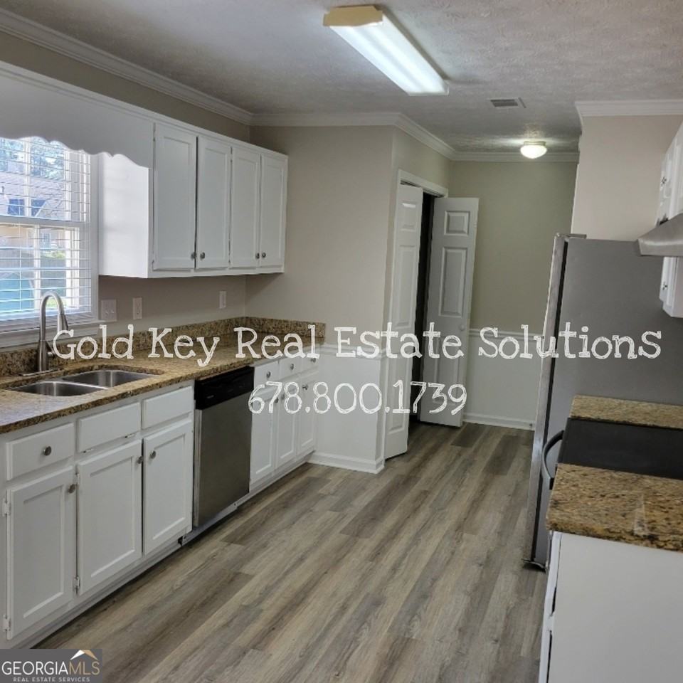 915 Burning Bush Dr - Photo 5 of 30