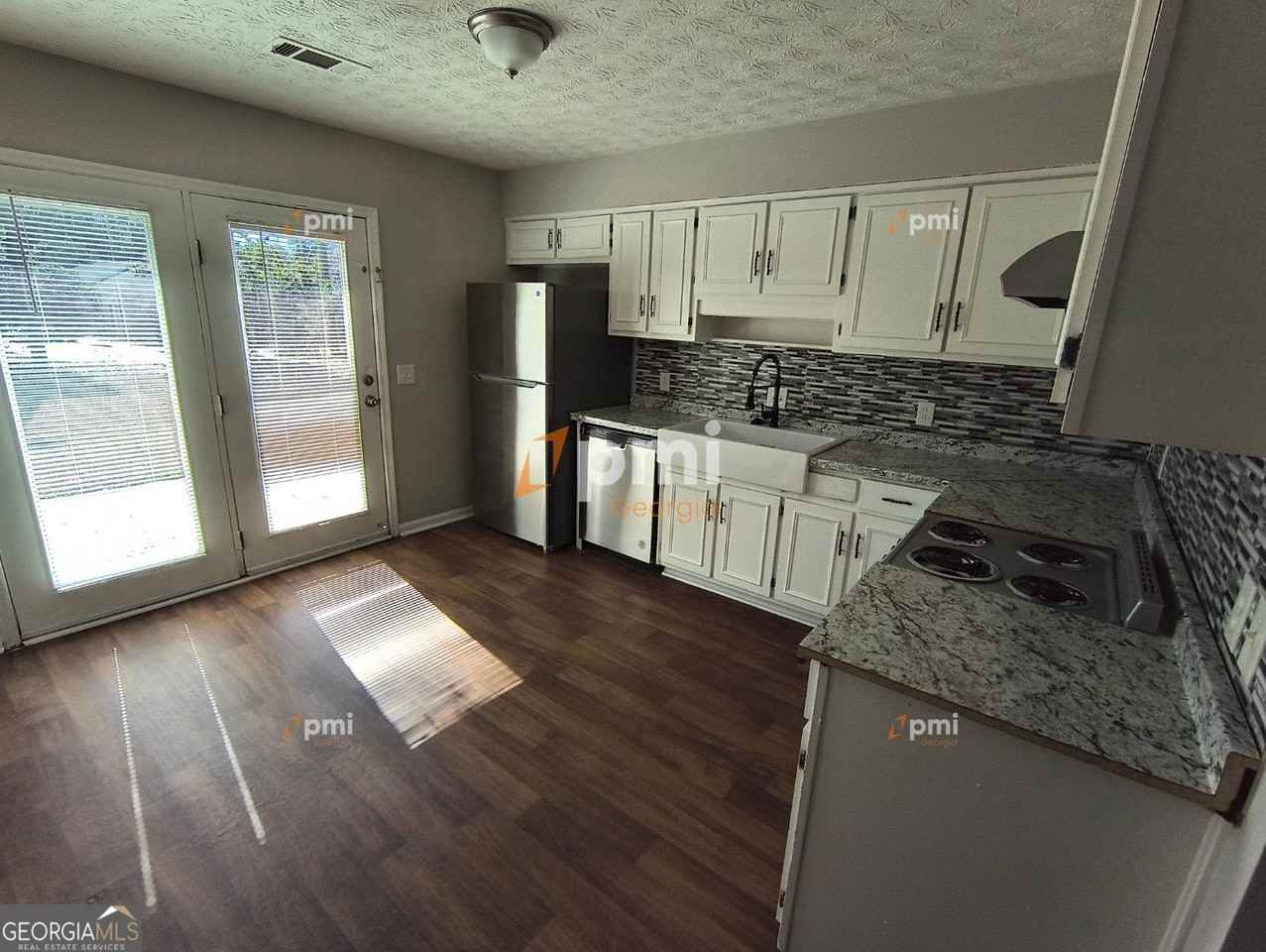 102 Peachtree Ct - Photo 2 of 10