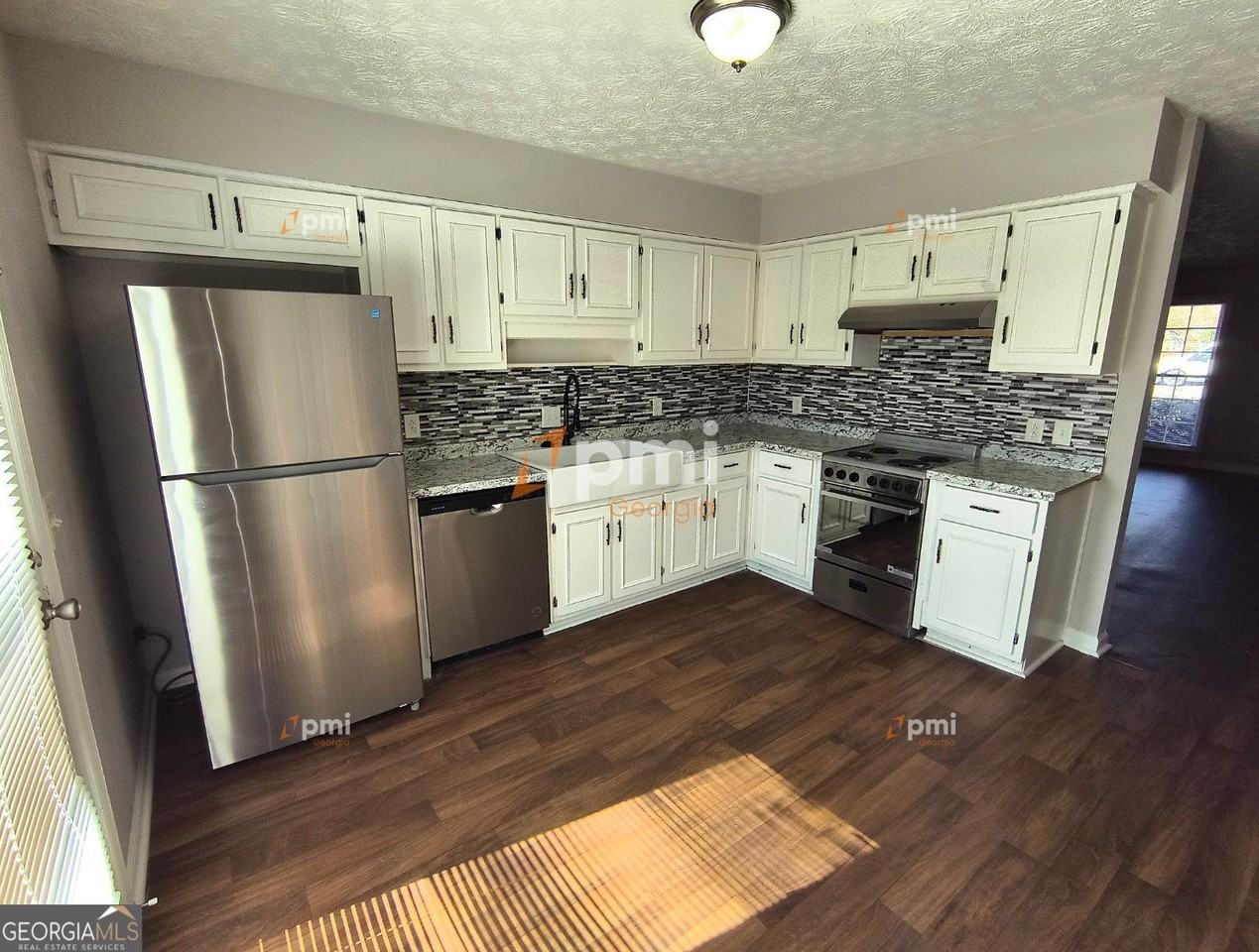 102 Peachtree Ct - Photo 3 of 10