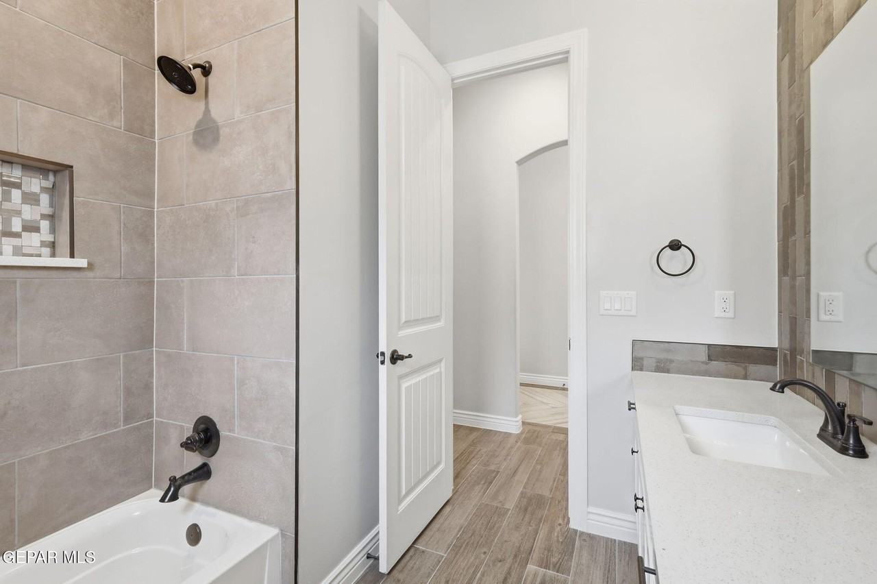 219 Emerald Brass Pl - Photo 7 of 20