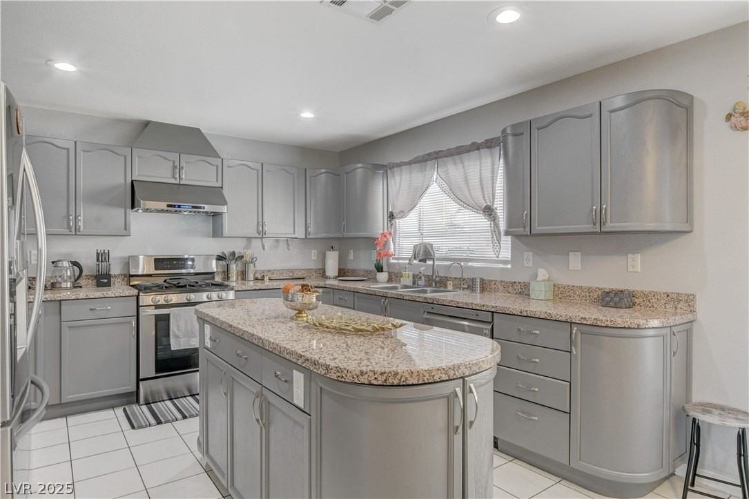 7834 W Gilmore Ave - Photo 3 of 22