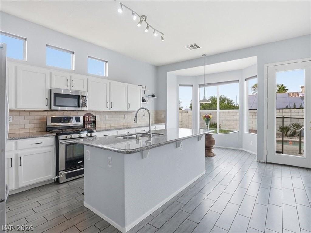 1562 Harwood Ave - Photo 7 of 50