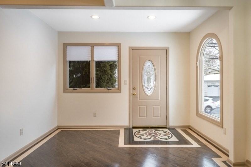 302 Walnut Ave - Photo 4 of 38