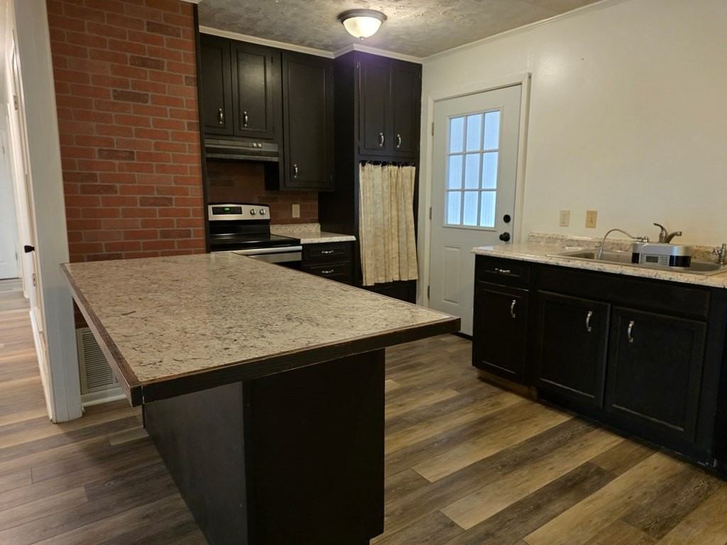 221 Miller St - Photo 5 of 17