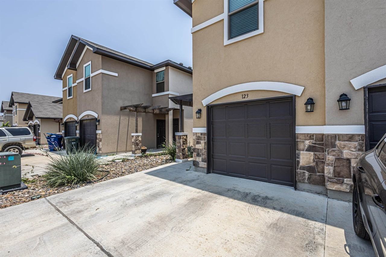 123 Niagara Dr - Photo 2 of 27