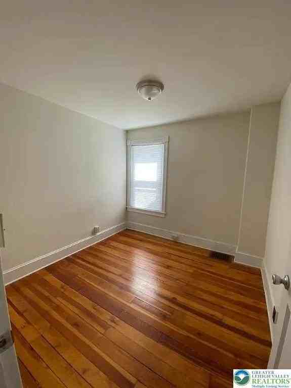 528 Selfridge St - Photo 5 of 17