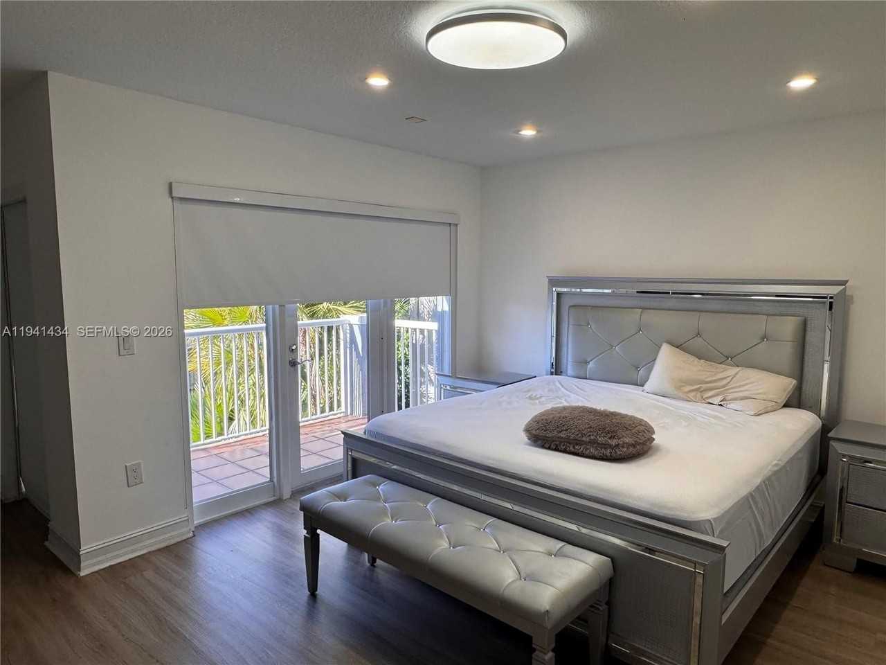 3102 Ne 210th Ter - Photo 4 of 11