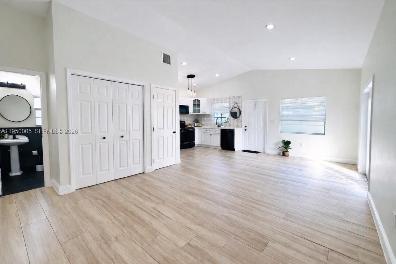 1012 Ne 17th Ct #3 - Photo 4 of 15