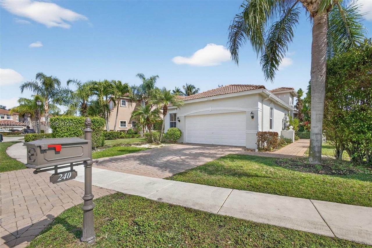 240 Isle Verde Way - Photo 2 of 22