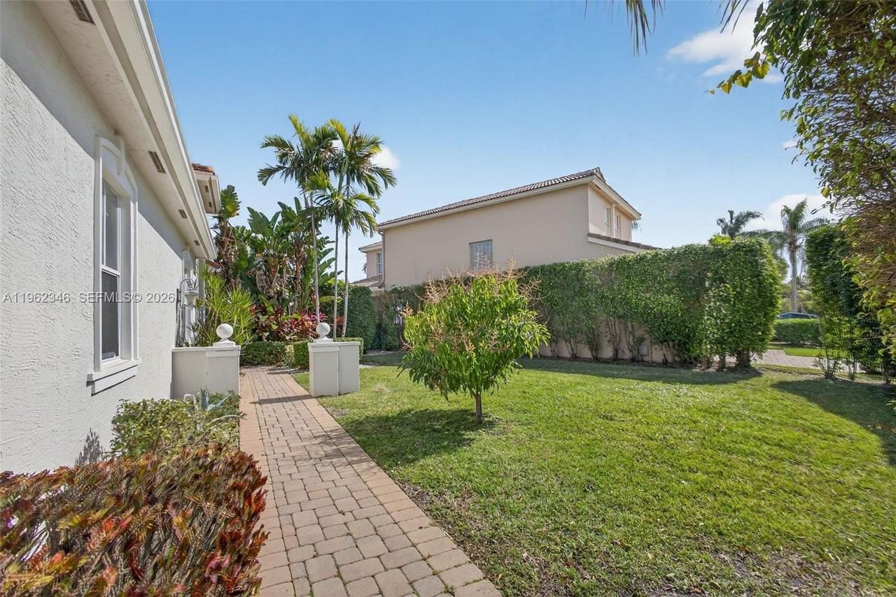 240 Isle Verde Way - Photo 3 of 22