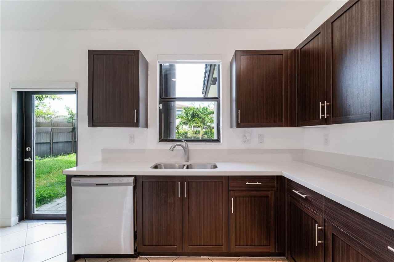 128 Nw 128th Ave - Photo 5 of 8