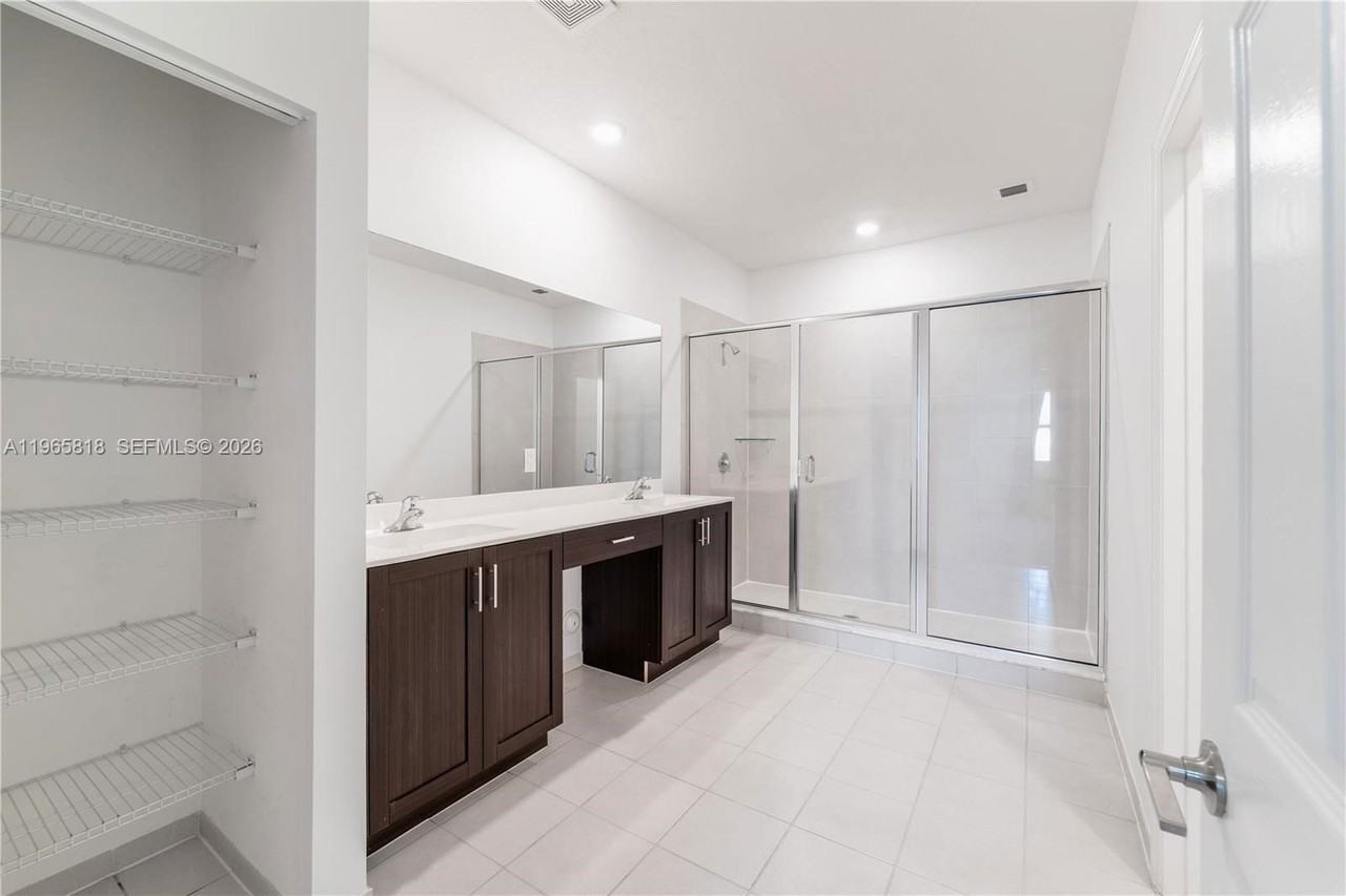 128 Nw 128th Ave - Photo 7 of 8