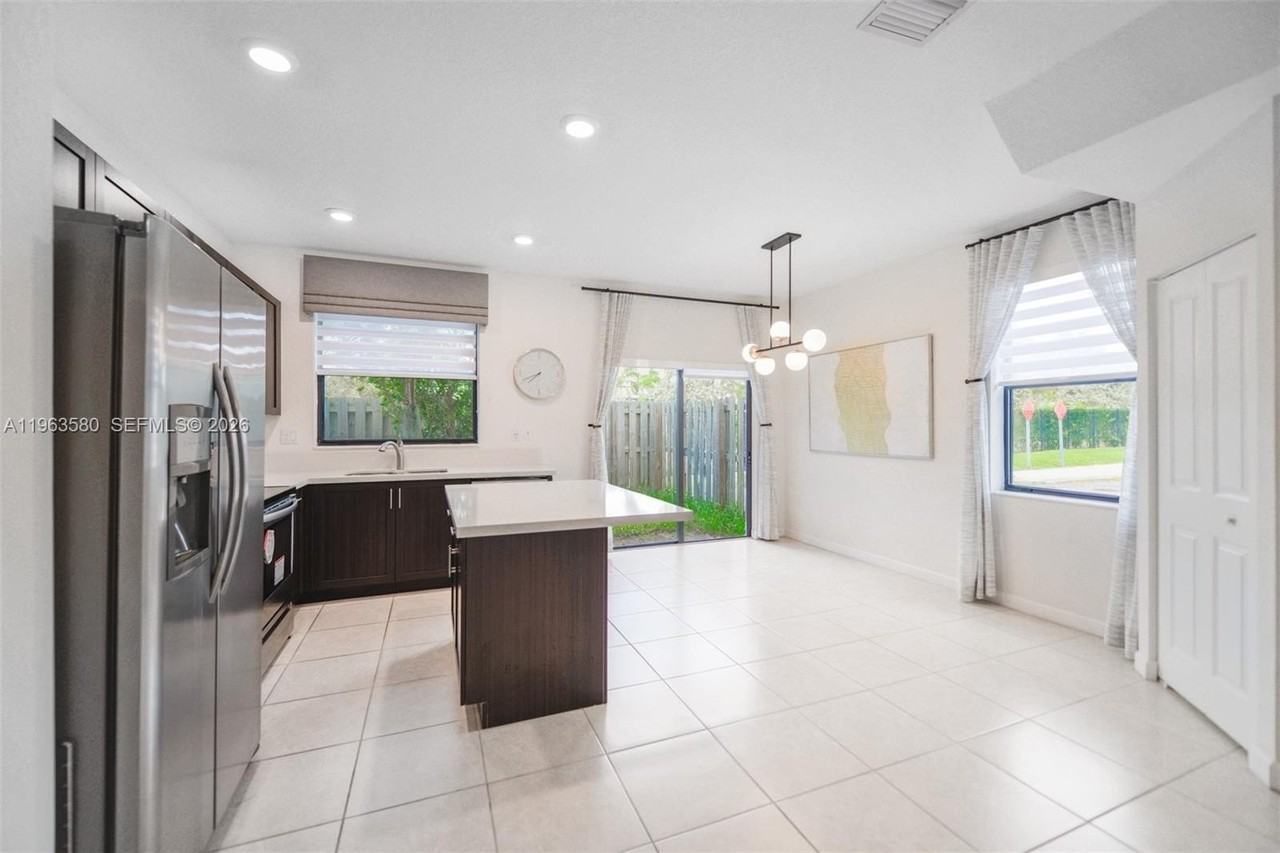 20814 Ne 5th Ct #20814 - Photo 3 of 48