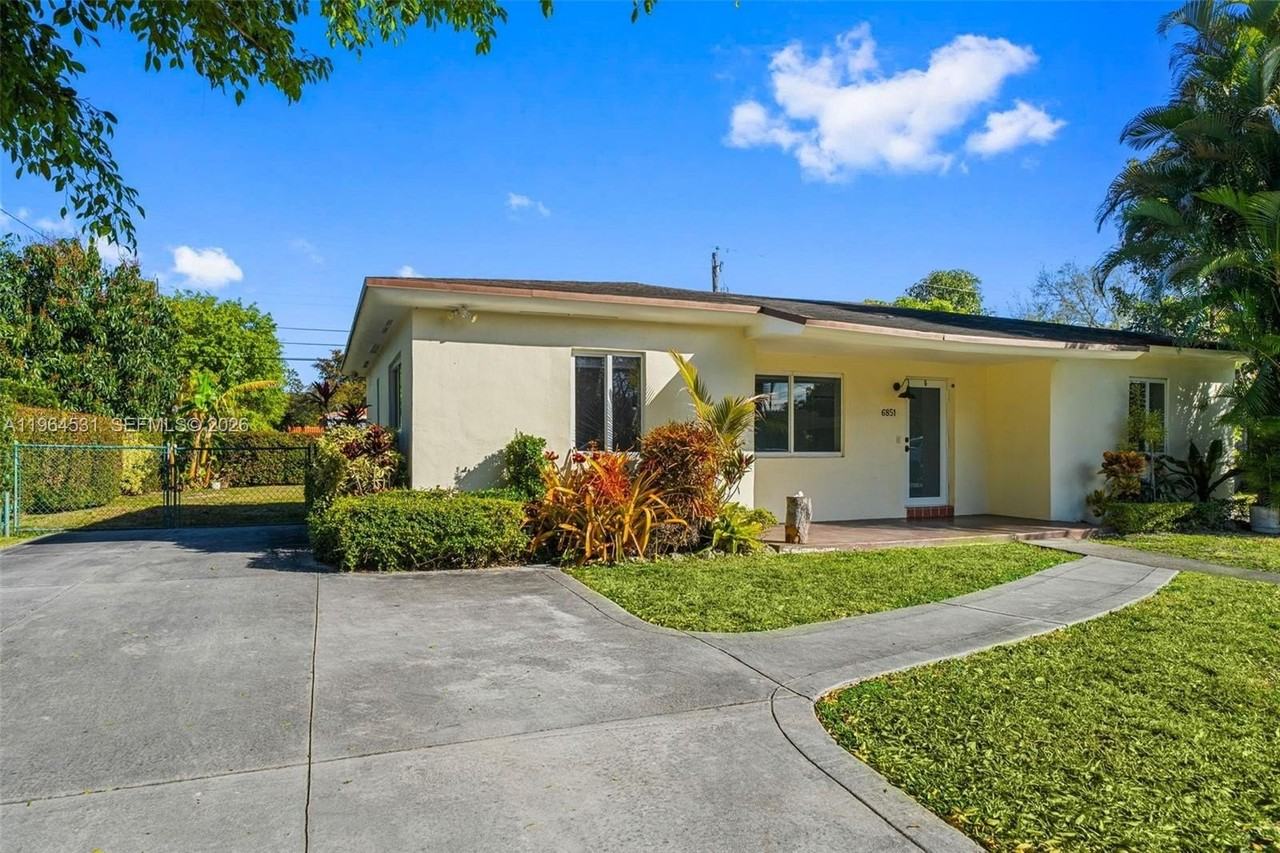 6851 Sw 48th Ter - Photo 2 of 39