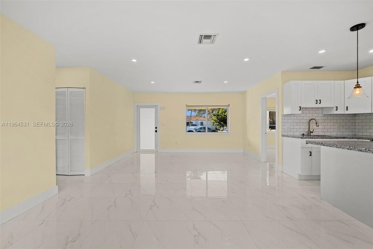 6851 Sw 48th Ter - Photo 3 of 39