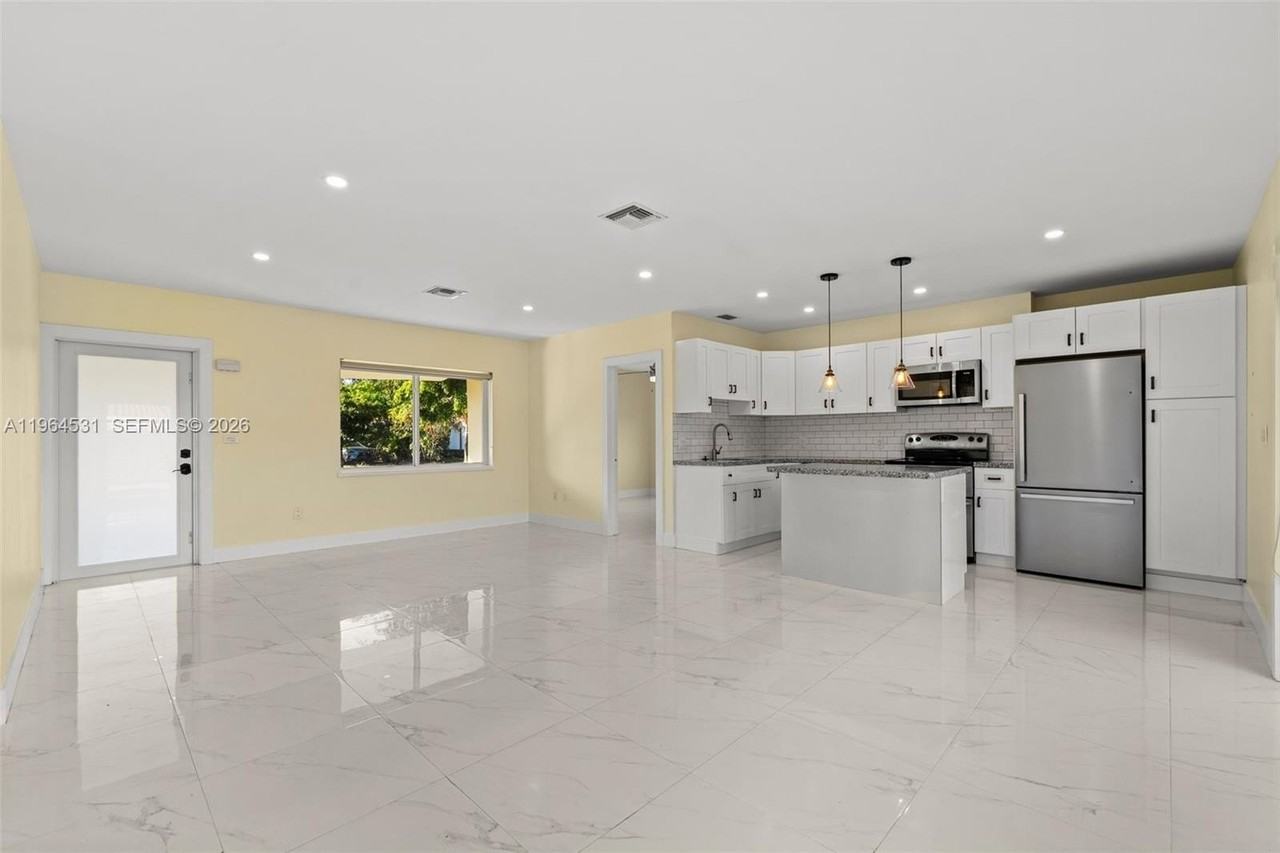 6851 Sw 48th Ter - Photo 5 of 39