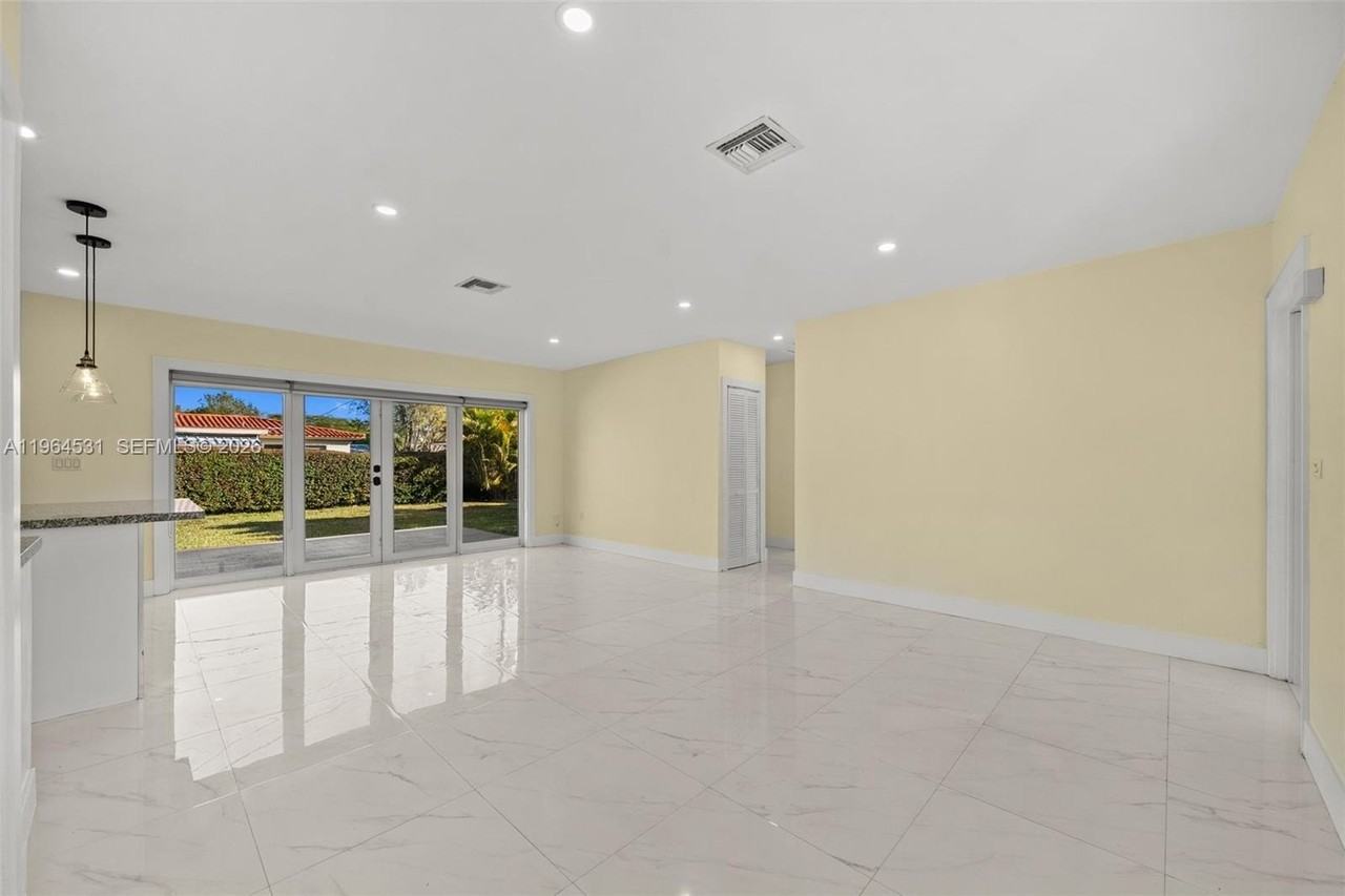 6851 Sw 48th Ter - Photo 7 of 39