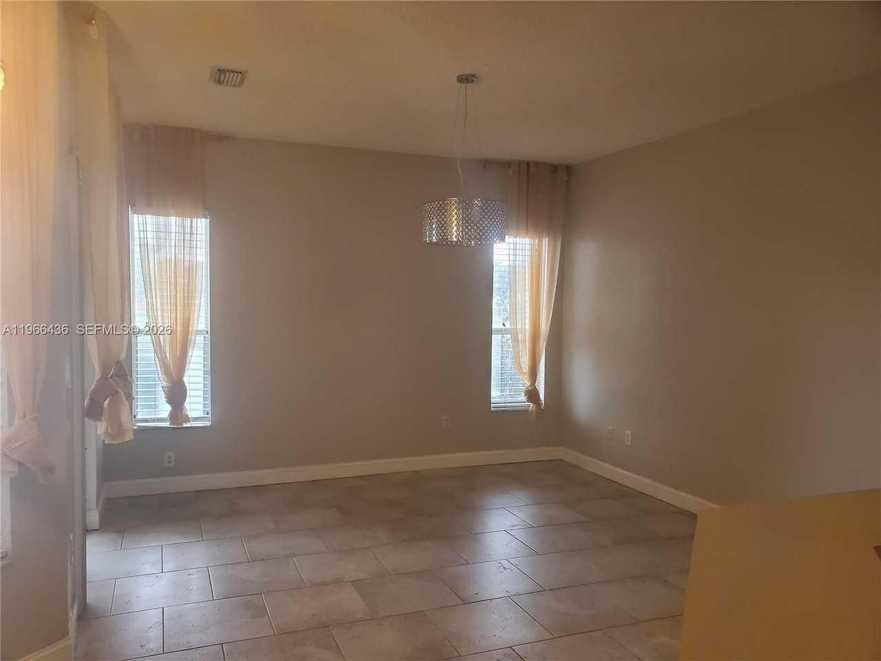 1821 Se 14th Cir #0 - Photo 4 of 13