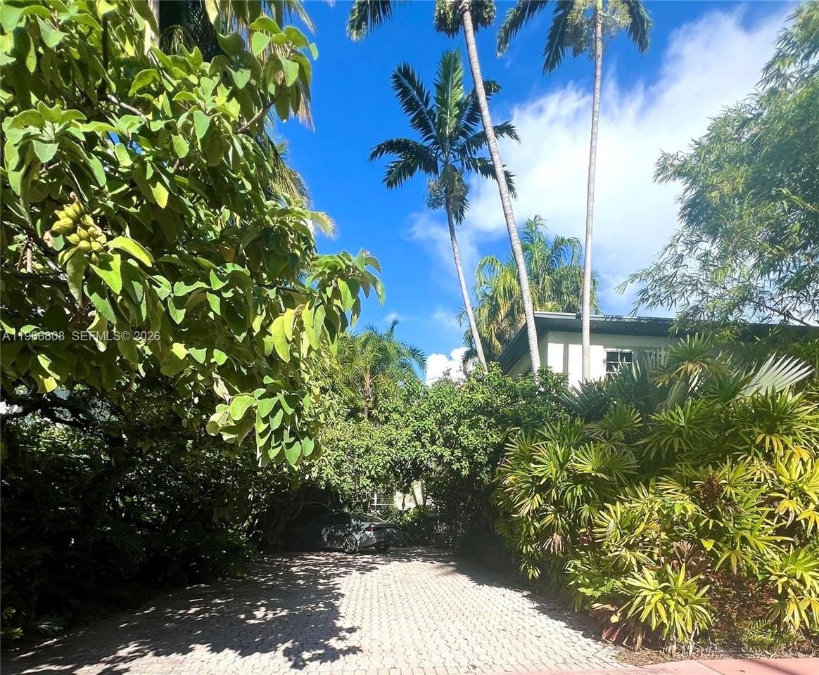 814 Michigan Ave #814 - Photo 3 of 31