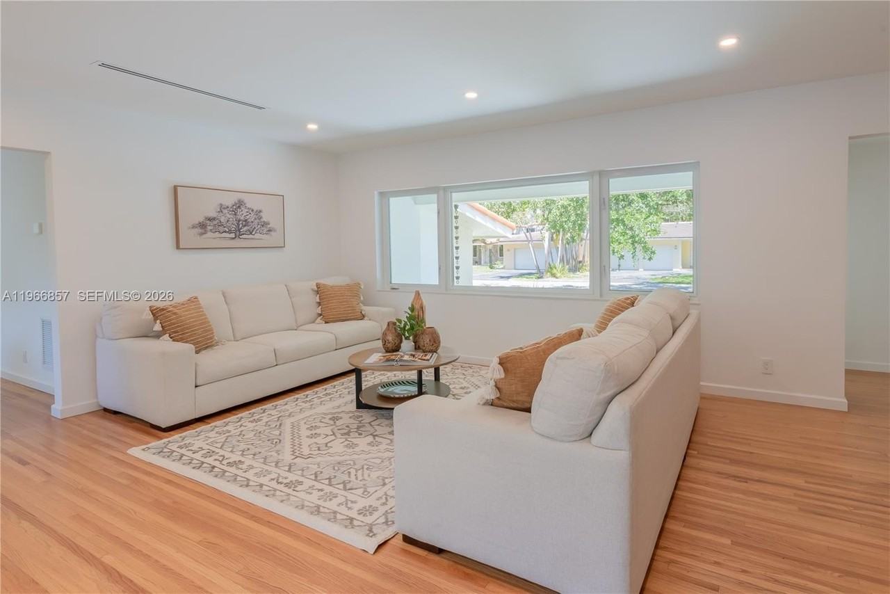 920 Alava Ave - Photo 6 of 43