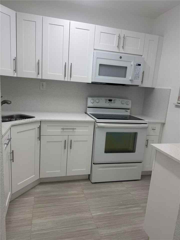 17255 Sw 95th Ave #211 - Photo 3 of 6