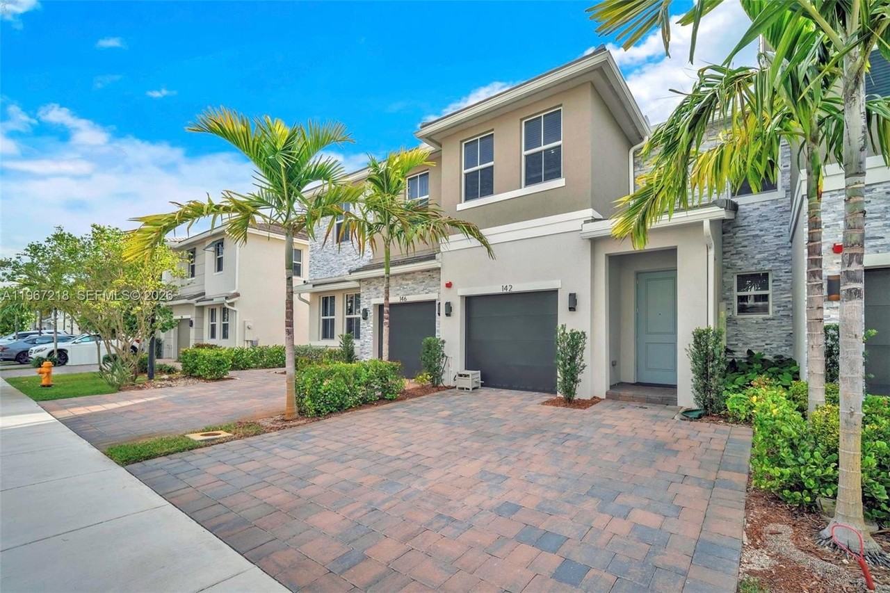 142 Sw 170th Ave - Photo 2 of 31