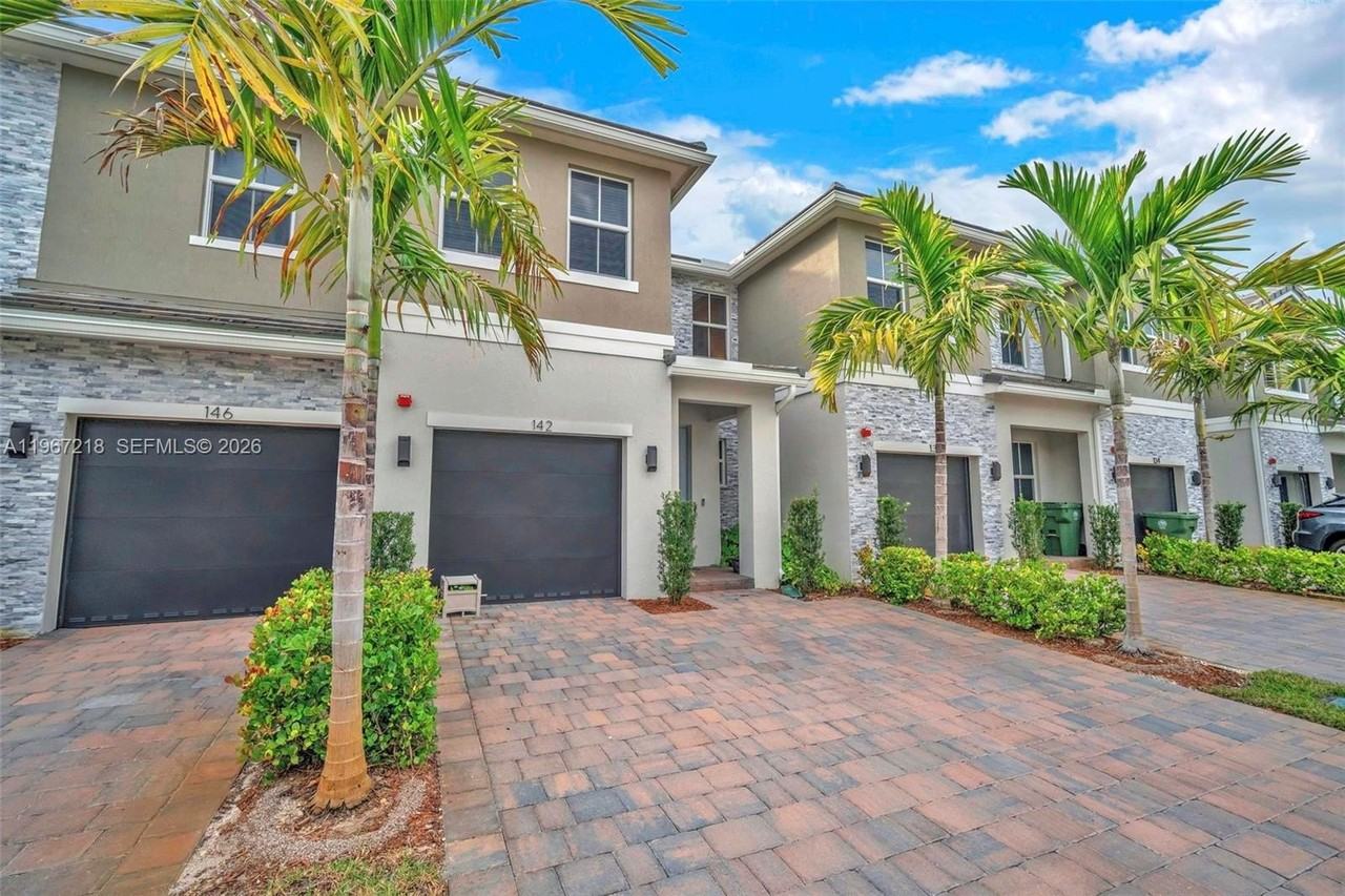 142 Sw 170th Ave - Photo 3 of 31