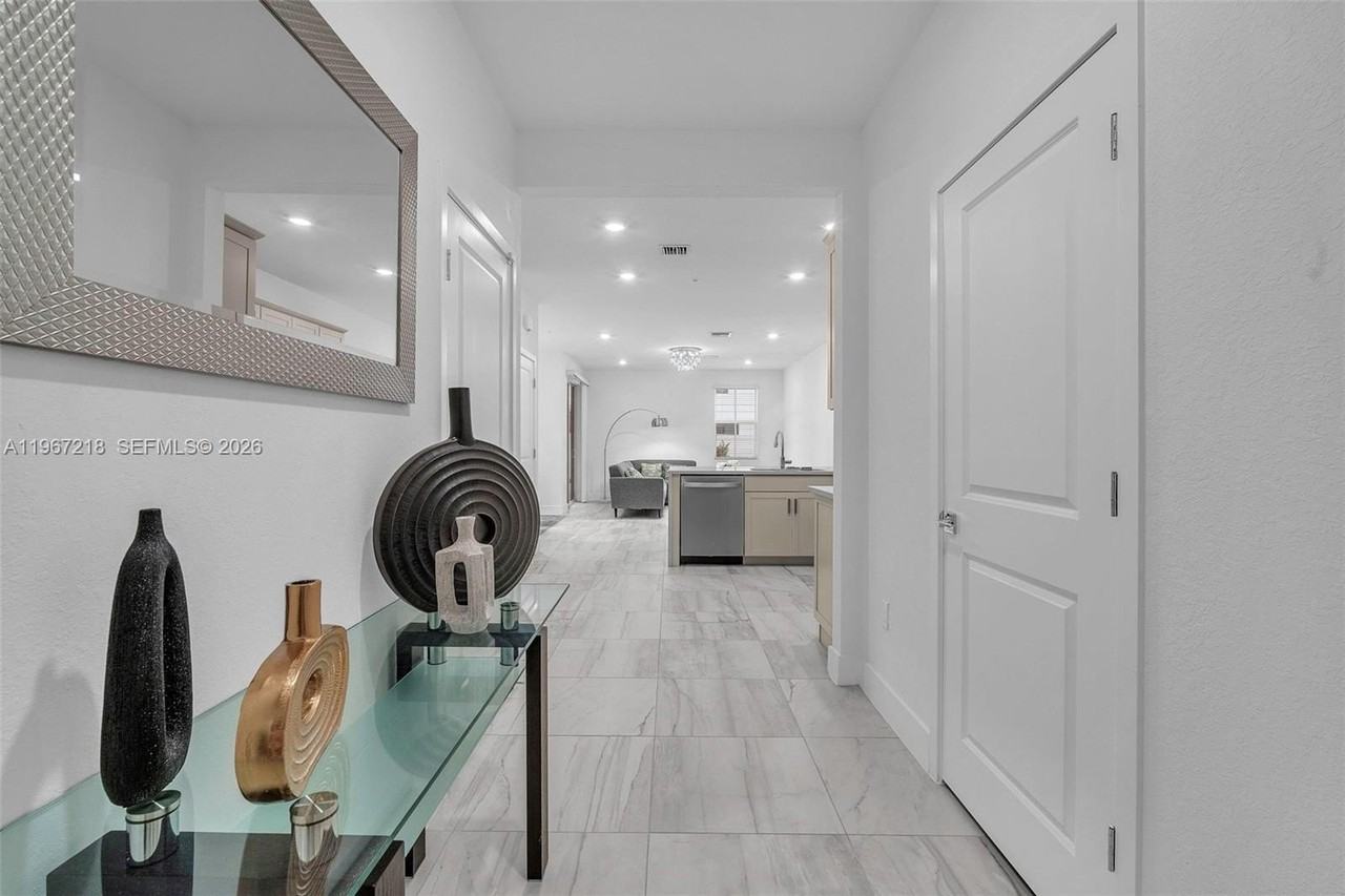 142 Sw 170th Ave - Photo 4 of 31