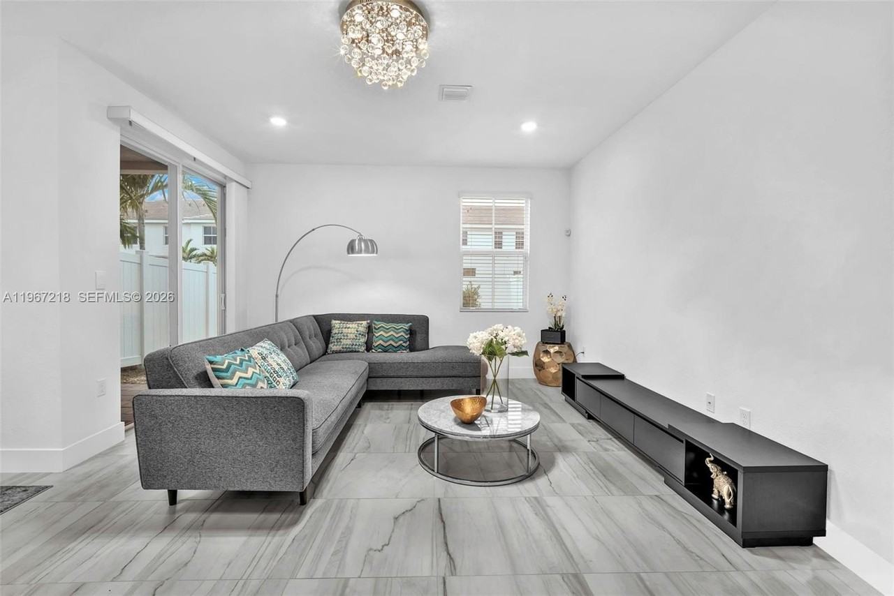 142 Sw 170th Ave - Photo 5 of 31