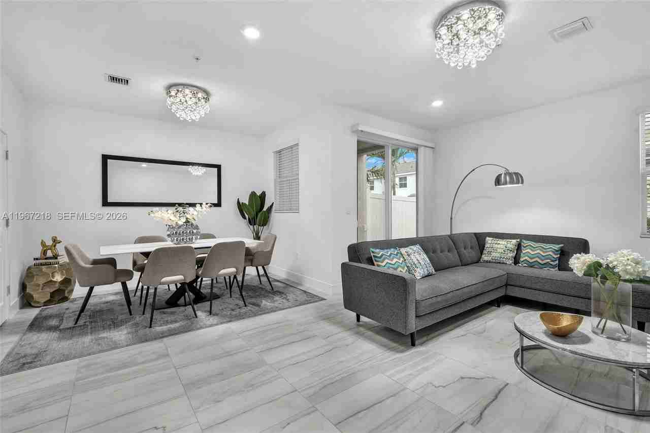 142 Sw 170th Ave - Photo 6 of 31