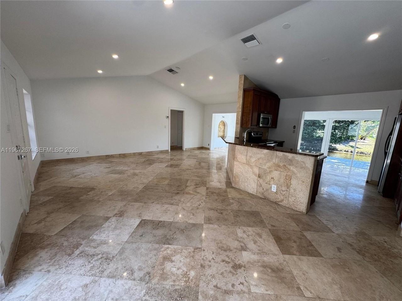 332 Nw 47th Ave - Photo 7 of 48