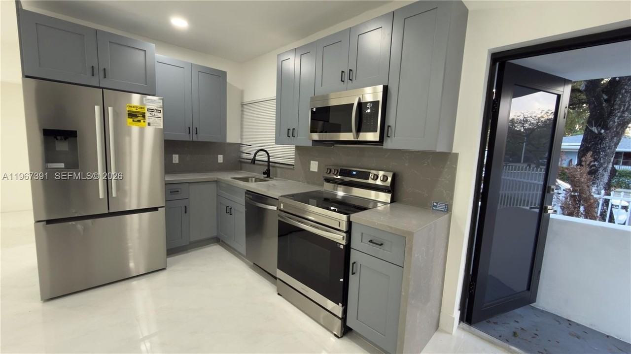 4717 Nw 11th Ave #4717 - Photo 3 of 17