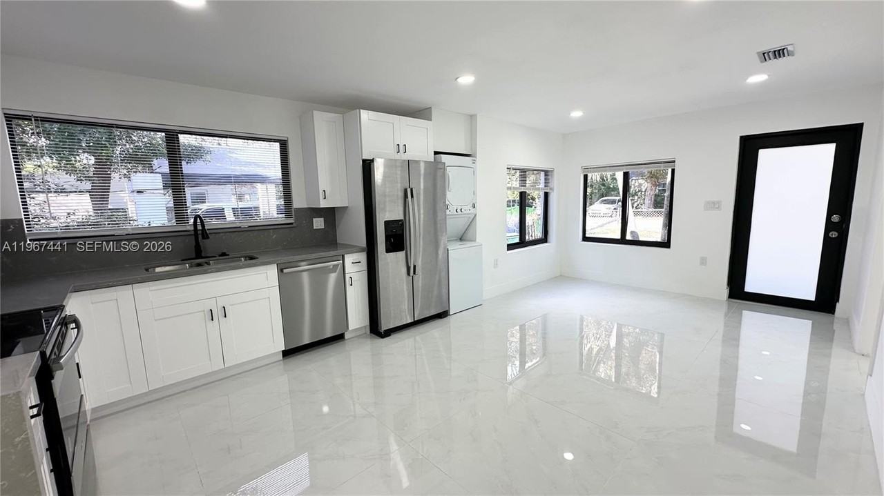 1304 Nw 43rd St - Photo 3 of 14