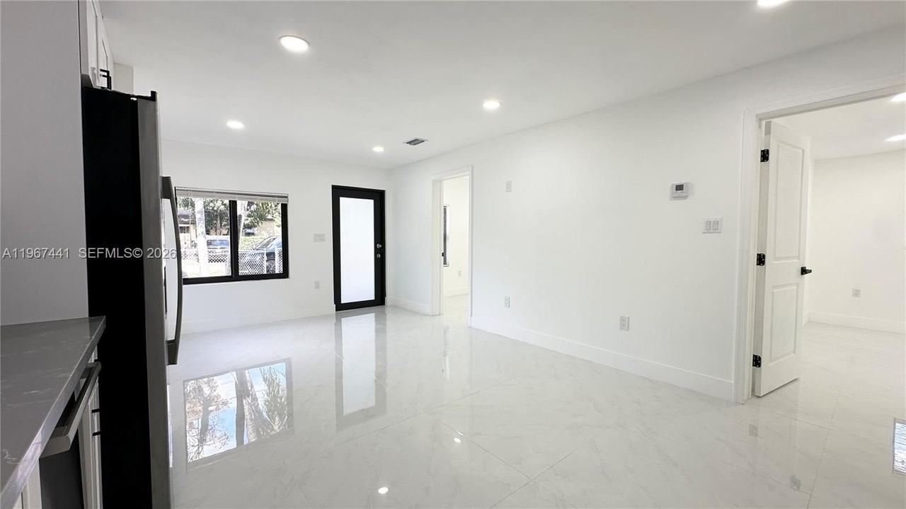 1304 Nw 43rd St - Photo 6 of 14