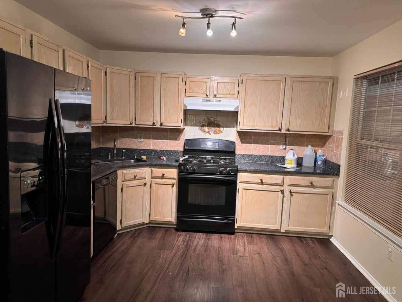 421 Plymouth Rd - Photo 2 of 14