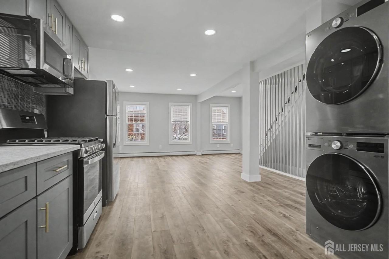 61 N Main St - Photo 4 of 22