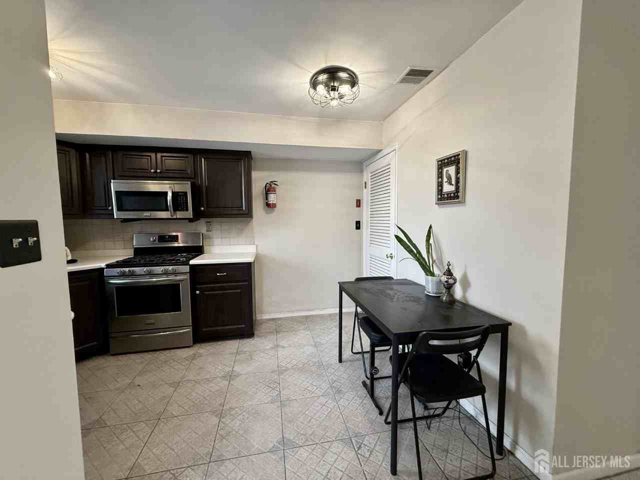 17 Florida Grove Rd - Photo 4 of 13