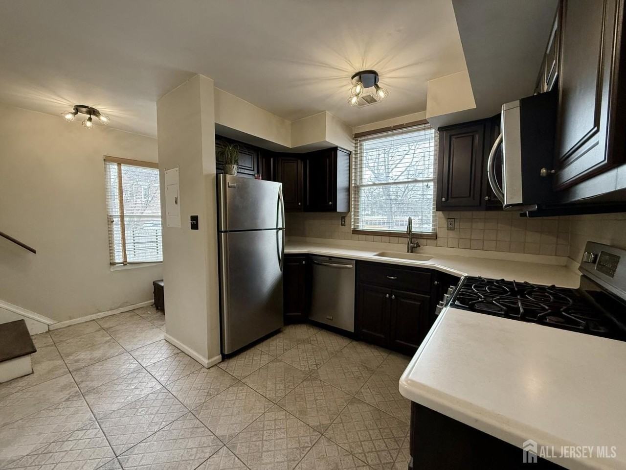 17 Florida Grove Rd - Photo 5 of 13