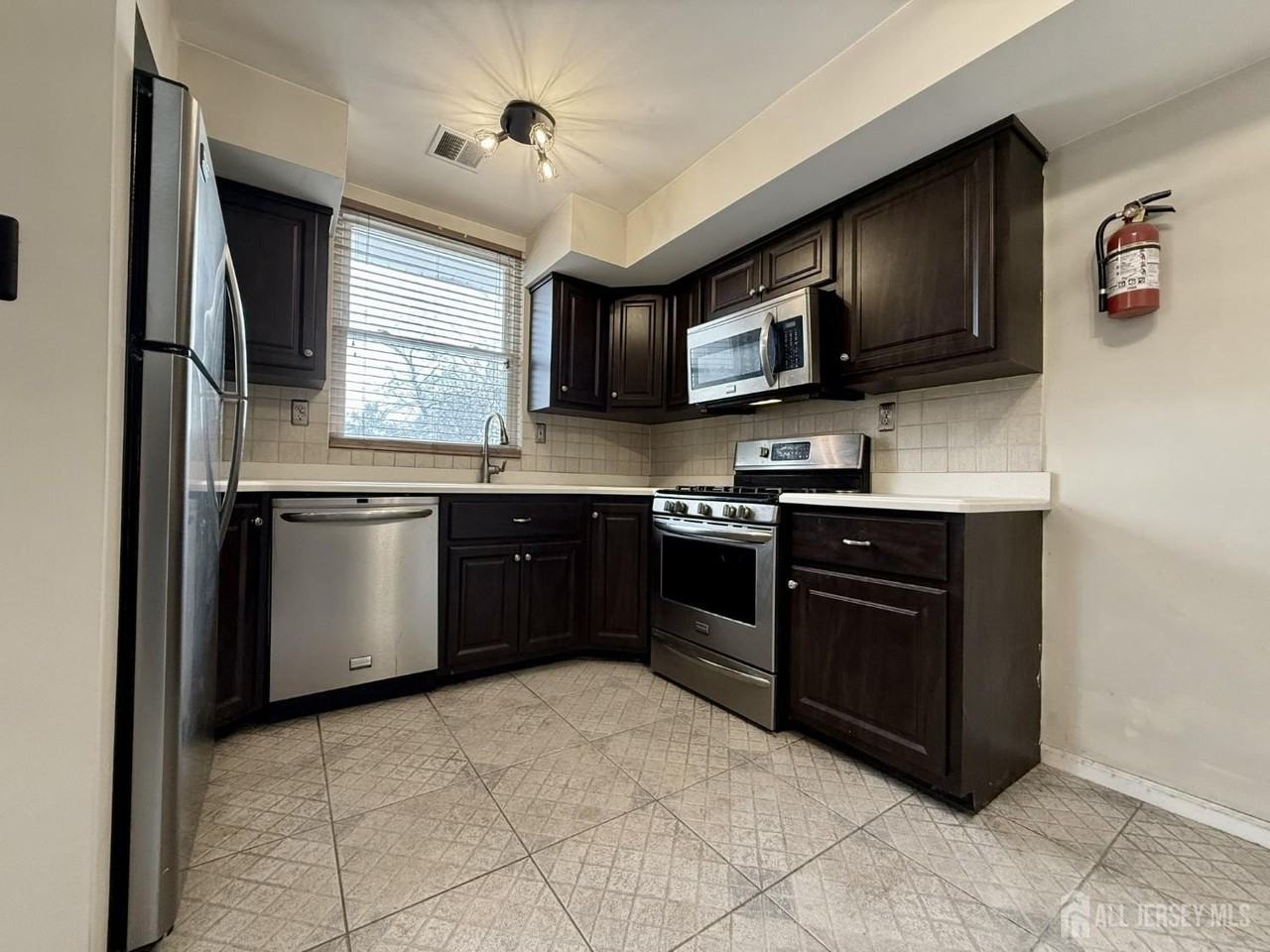 17 Florida Grove Rd - Photo 6 of 13